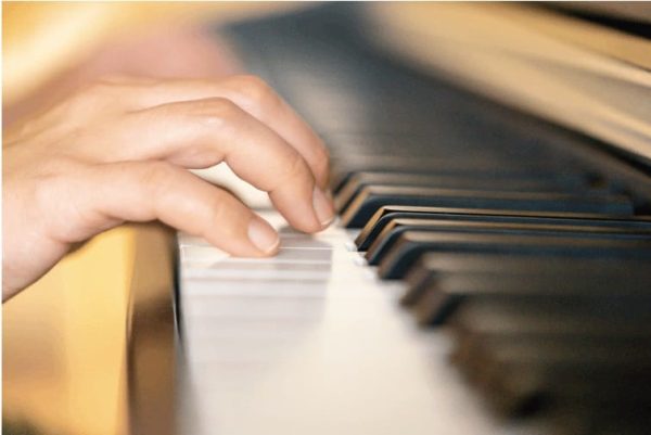 Beginner piano or keyboard lessons for children and adults
